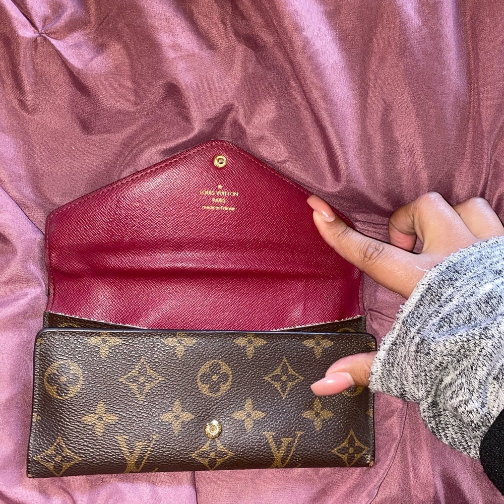 LV Josephine Wallet in the color Berry. In good condition,has minor wear&tear.